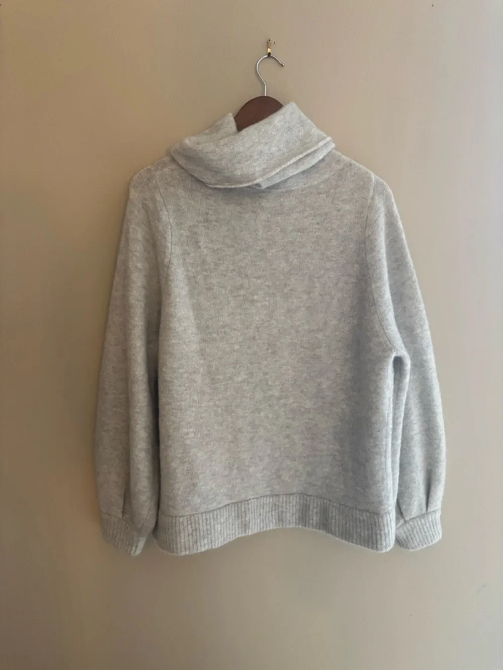 Aritzia Babaton The Group Adichie Sweater Light Grey Sweater size Medium - Picture 4 of 12